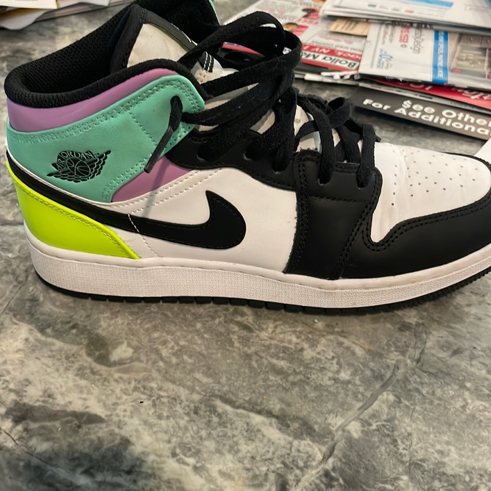 Jordan 1 Mid Pastel Black Toe- RIGHT SHOE ONLY- like new